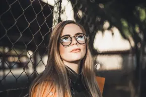 Stylowe dodatki dla kobiety noszącej okulary